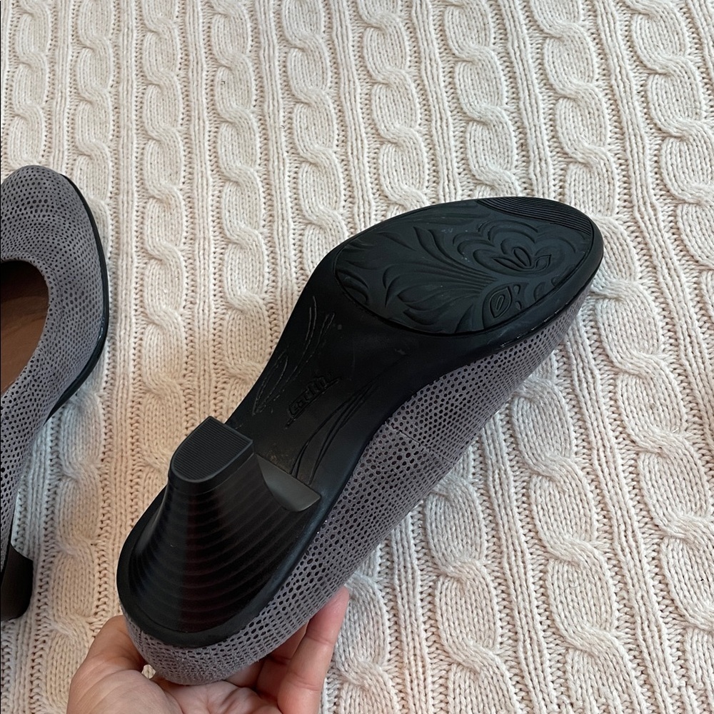 NWOT Earth Bijou 8B grey print leather suede pumps sparkle 2” heel cushion sole - Picture 13 of 15